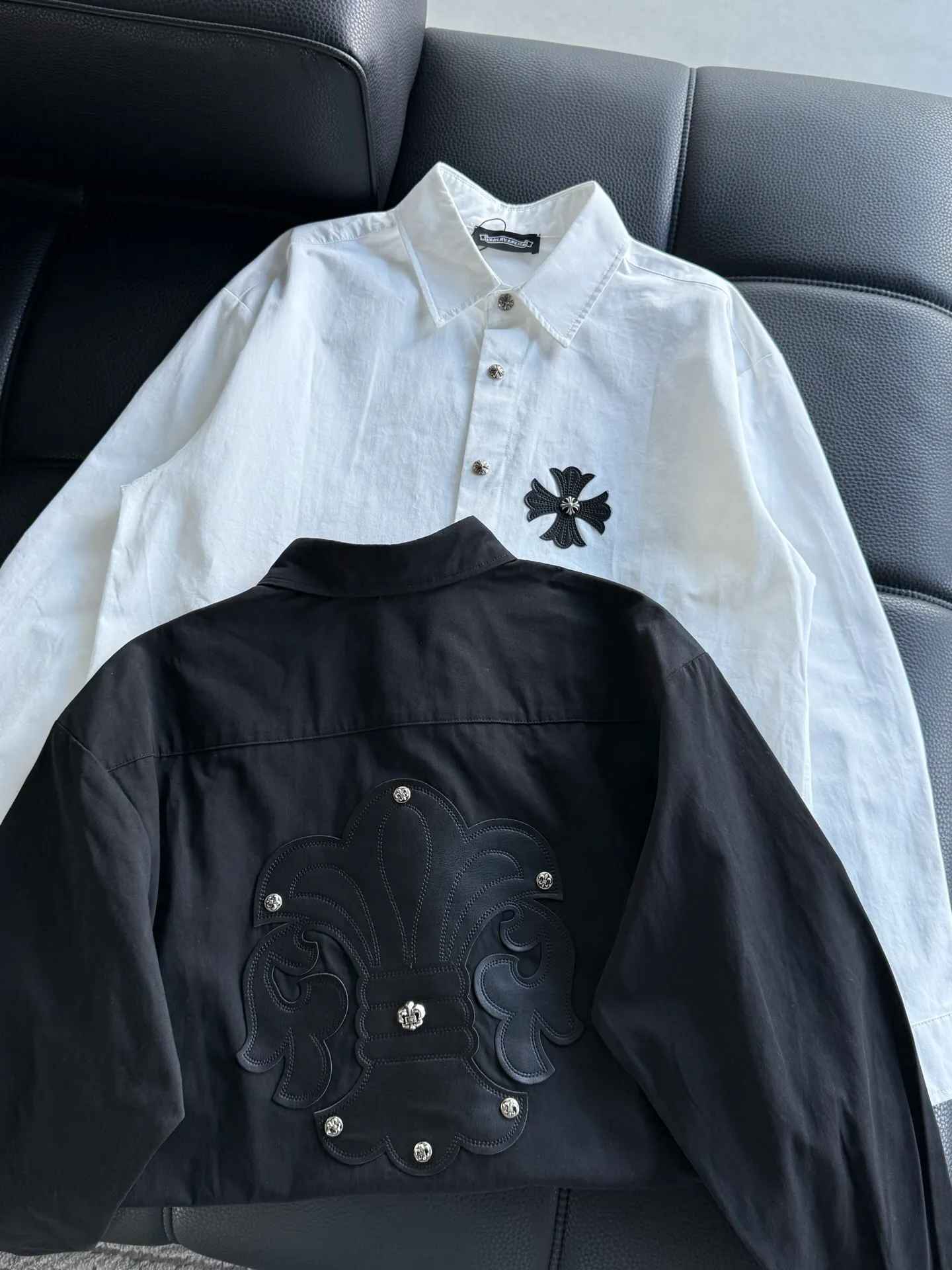 P500 Chrome Hearts leather cross leather embroidery shirt jacket! OS version can be worn by both men and women! The fabric is made of twill gauze cotton fabric! The texture is clear and smooth, not easy to wrinkle or fade! The embroidery process is complex and repetitive, and the requirements for the embroidery machine are very strict. The distance is always 45 centimeters! It won’t work if the spacing is too big, and it won’t work if it’s too small! The hardware is all carved and cast. This piece of clothing consumes a lot of material. More than 3 meters of material is used for one piece of clothing! After the garment is made, it needs to be fixed at high temperature, washed at a water temperature of more than 70 degrees, and softened by adding softener to make the upper body softer and smoother!   Color: black white Size: m-3xl Style number: 5878